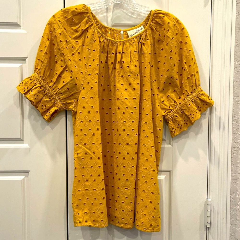 Universal Thread Woman’s Eyelet Top Size: Medium Preloved No Flaws